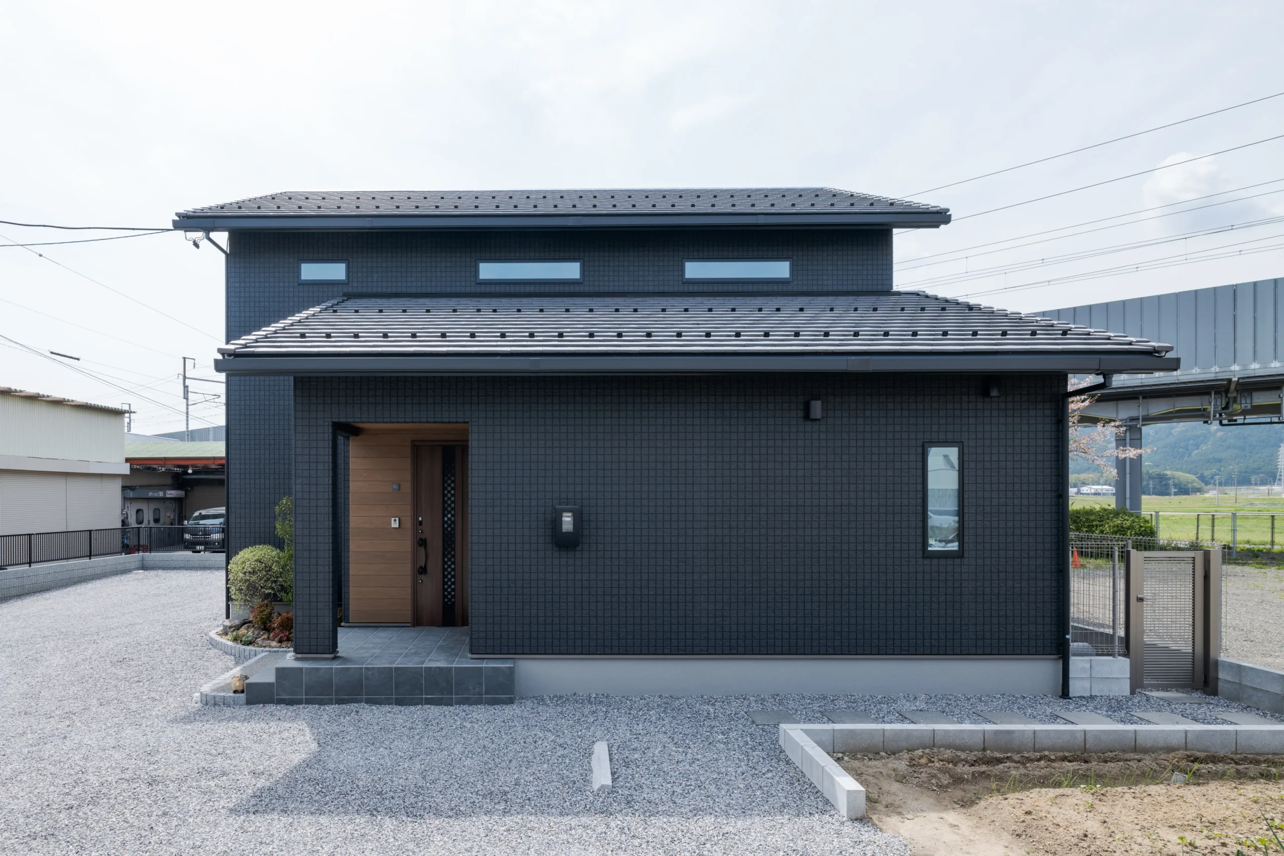 ブラックの外壁と水平ラインが美しいシンプルモダンな2階建て住宅の外観