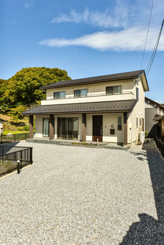 深い軒と広々とした敷地が魅力の落ち着いた和モダンの外観