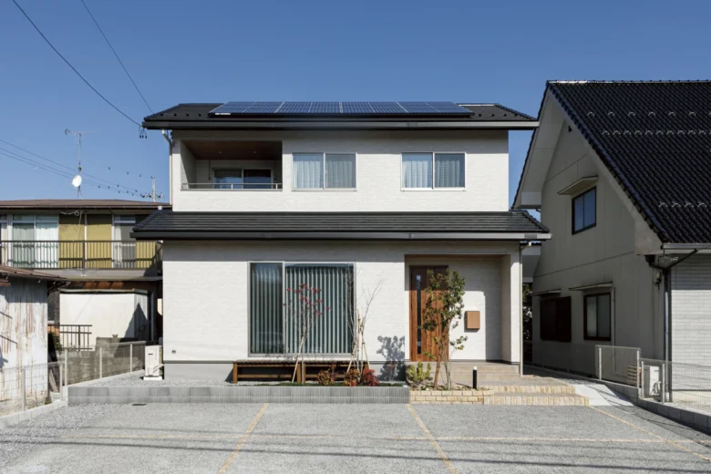 太陽光発電を搭載したシンプルモダンな2階建て注文住宅の外観