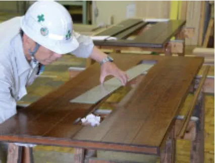 職人が矢橋林業オリジナル建具を丁寧に製作する自社工場でのものづくり風景