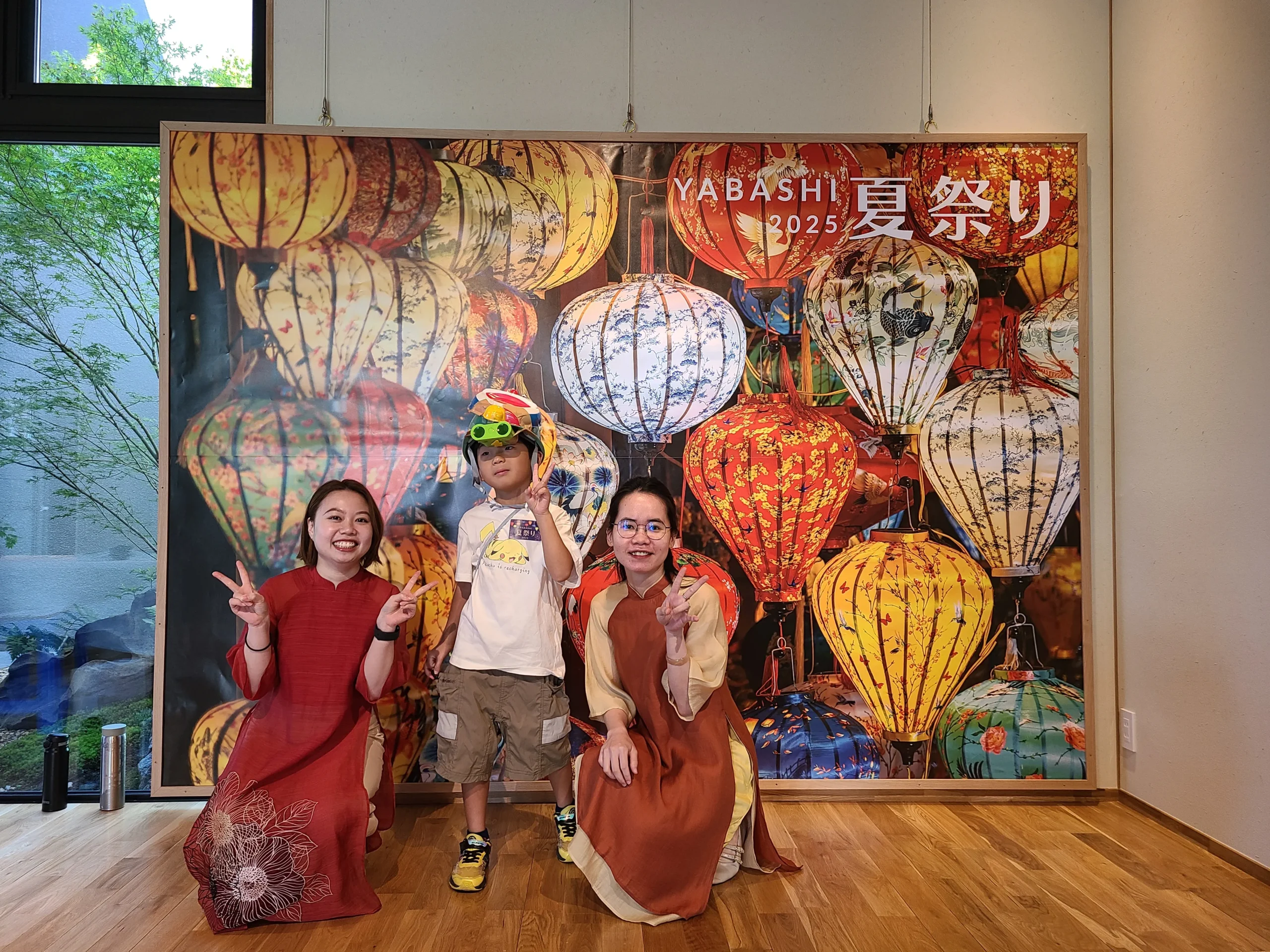 矢橋林業夏祭り2025でベトナムランタンのフォトスポット前で記念撮影を楽しむ来場者