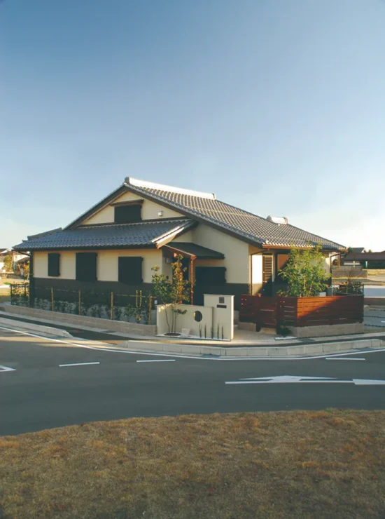 瓦屋根と塗り壁が美しい和モダンデザインの平屋住宅の外観