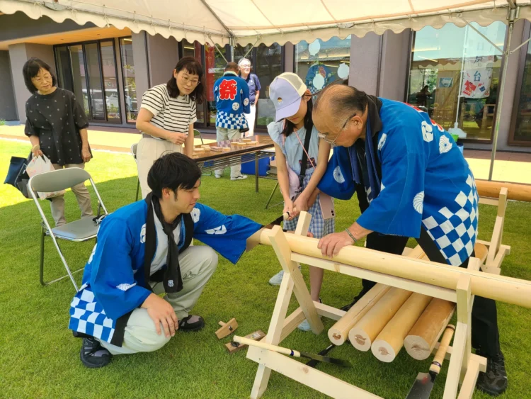 矢橋林業夏祭り2025で木工体験に参加し職人から指導を受ける来場者 