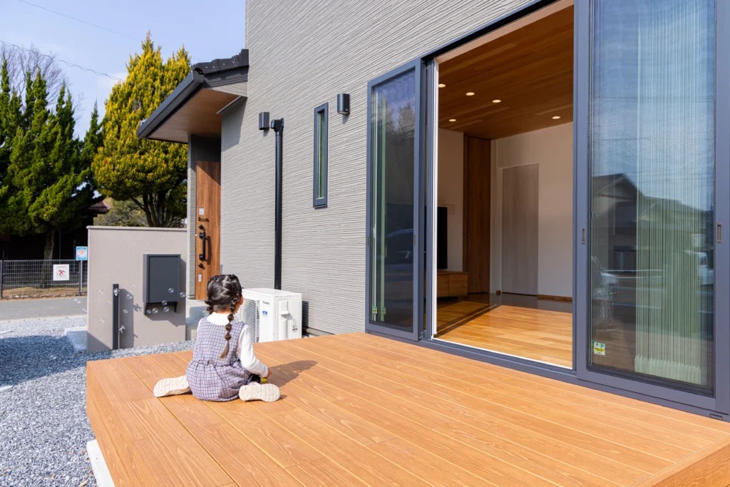 リビングとつながるウッドデッキで家族の時間を楽しめる住まい