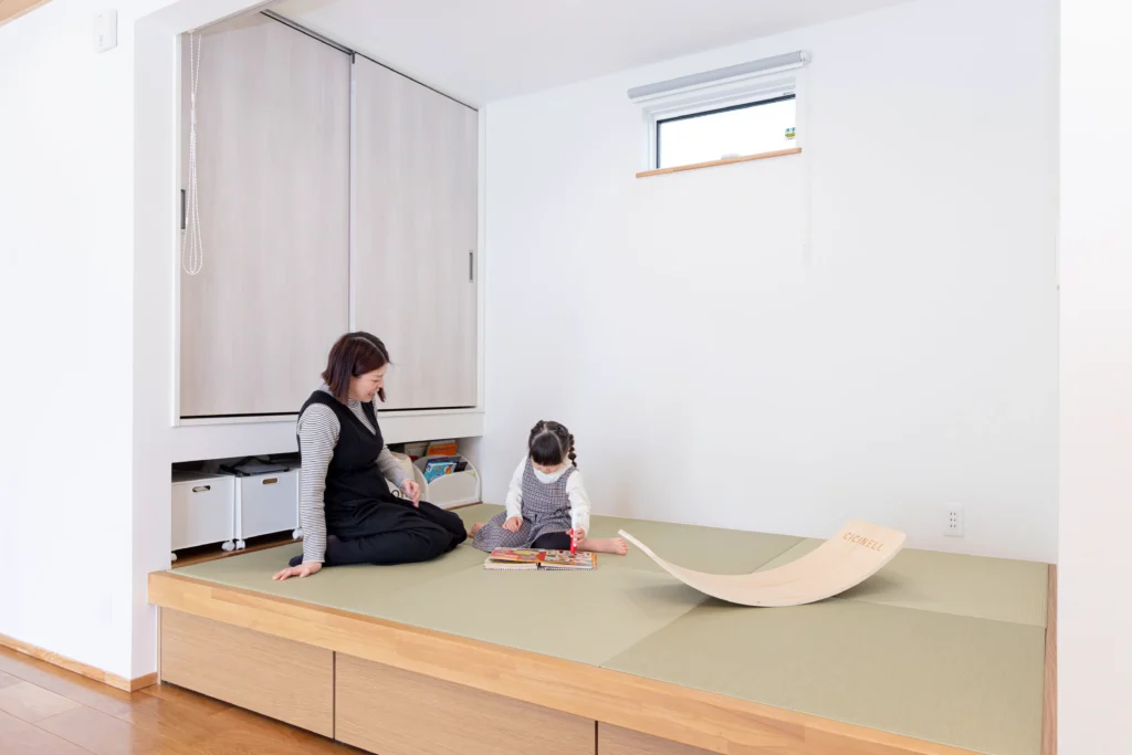 親子がくつろげる収納付き小上がり畳スペース