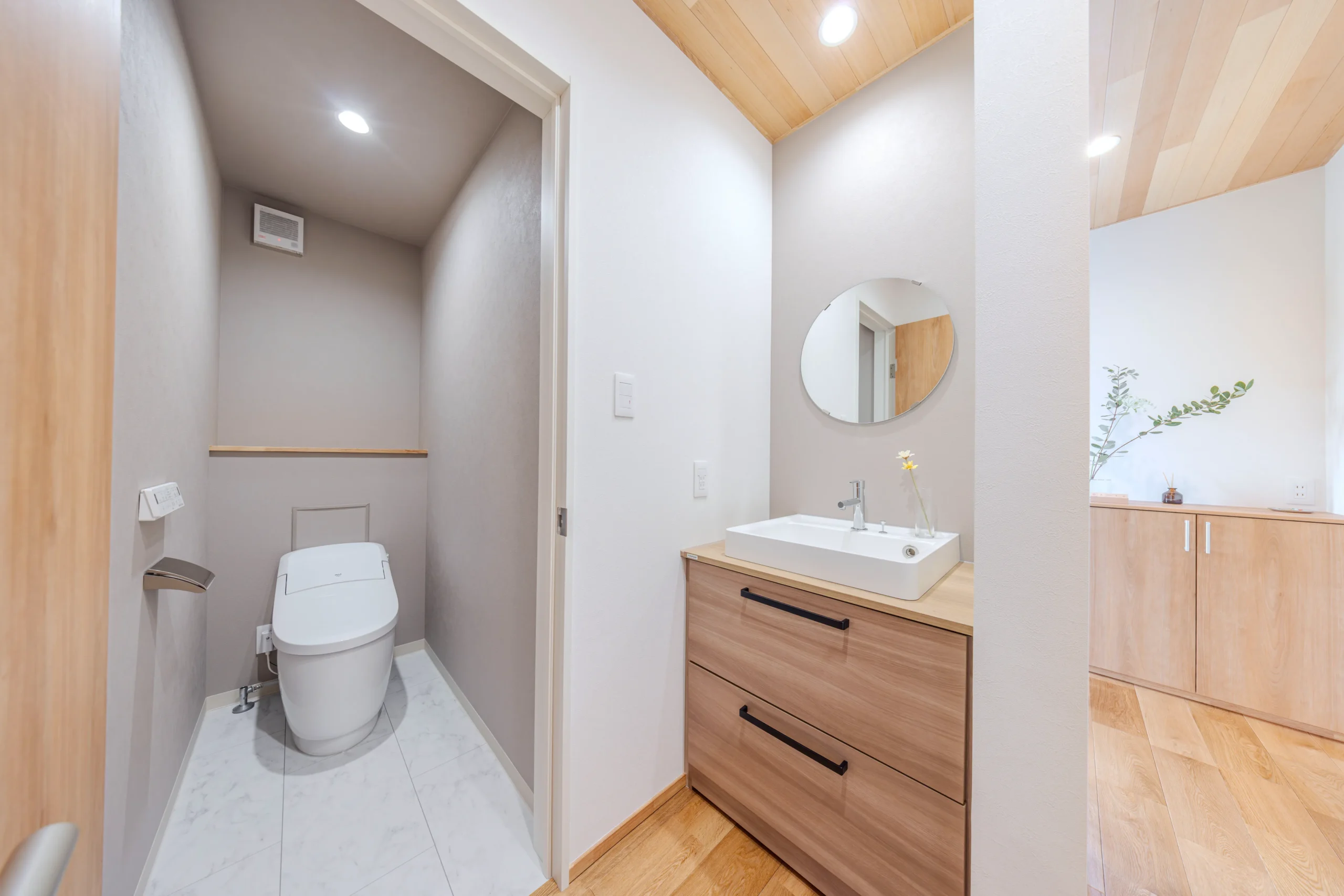 造作洗面台とトイレを並べて配置した、使いやすい動線のある注文住宅