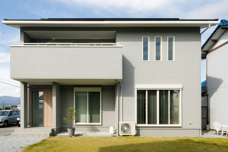 グレーの外壁が映えるシンプルモダンな二階建て住宅の外観