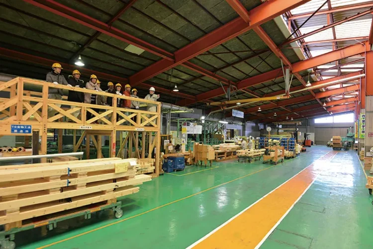 自社プレカット工場で木材加工を行う住宅会社の工場見学風景