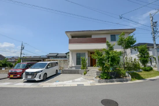 シンプルモダンな外観と豊かな植栽が調和する子育て世代の二階建て住宅
