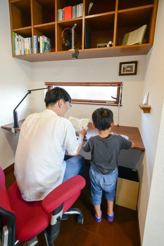 造作カウンターと本棚を備えた親子で使える書斎スペース