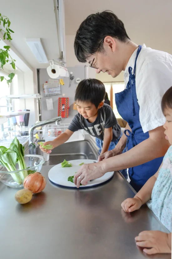 家庭菜園で収穫した野菜を親子で調理する楽しいキッチン時間
