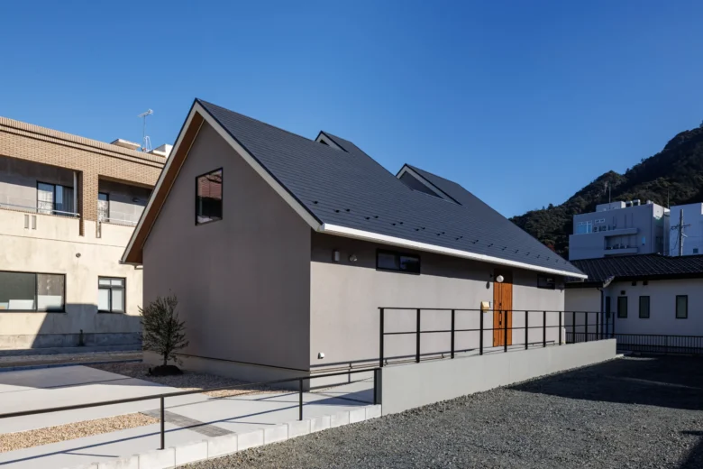 勾配屋根が美しいシンプルモダンデザインの平屋注文住宅外観