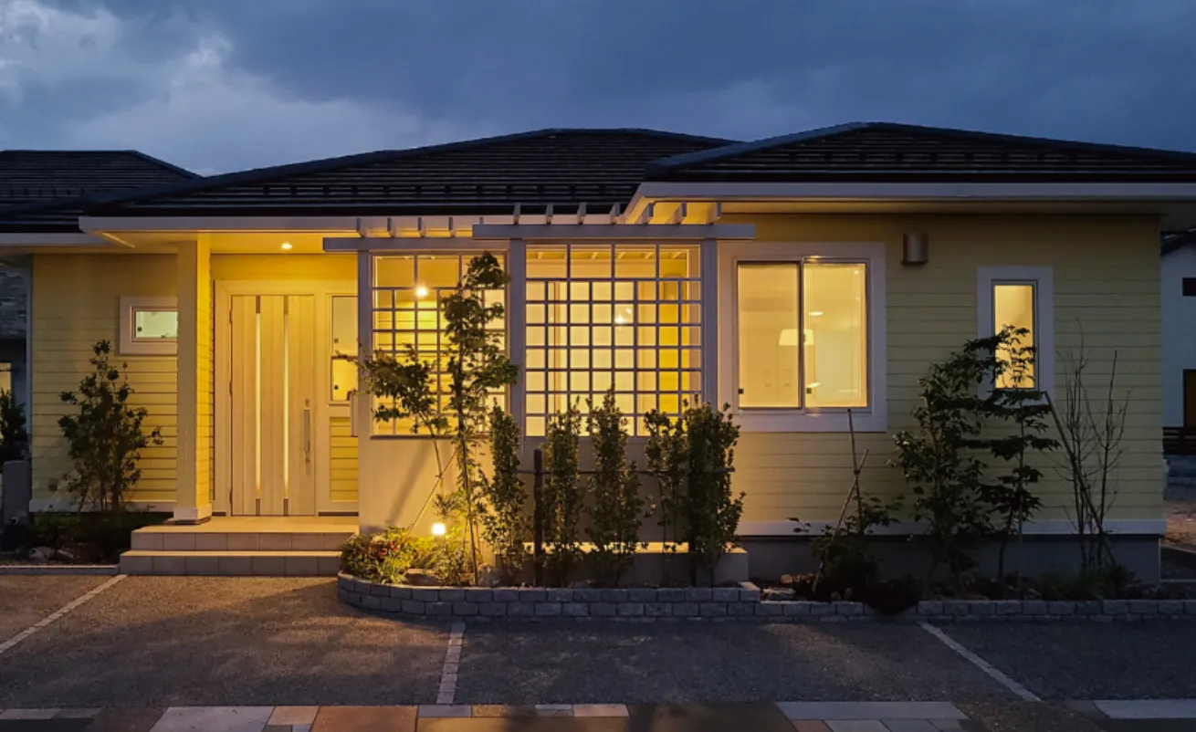 優しい灯りに包まれたナチュラルデザインの平屋住宅の夜景