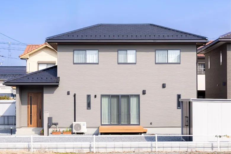 木目の玄関ドアが映えるシンプルモダンな二階建て住宅の外観