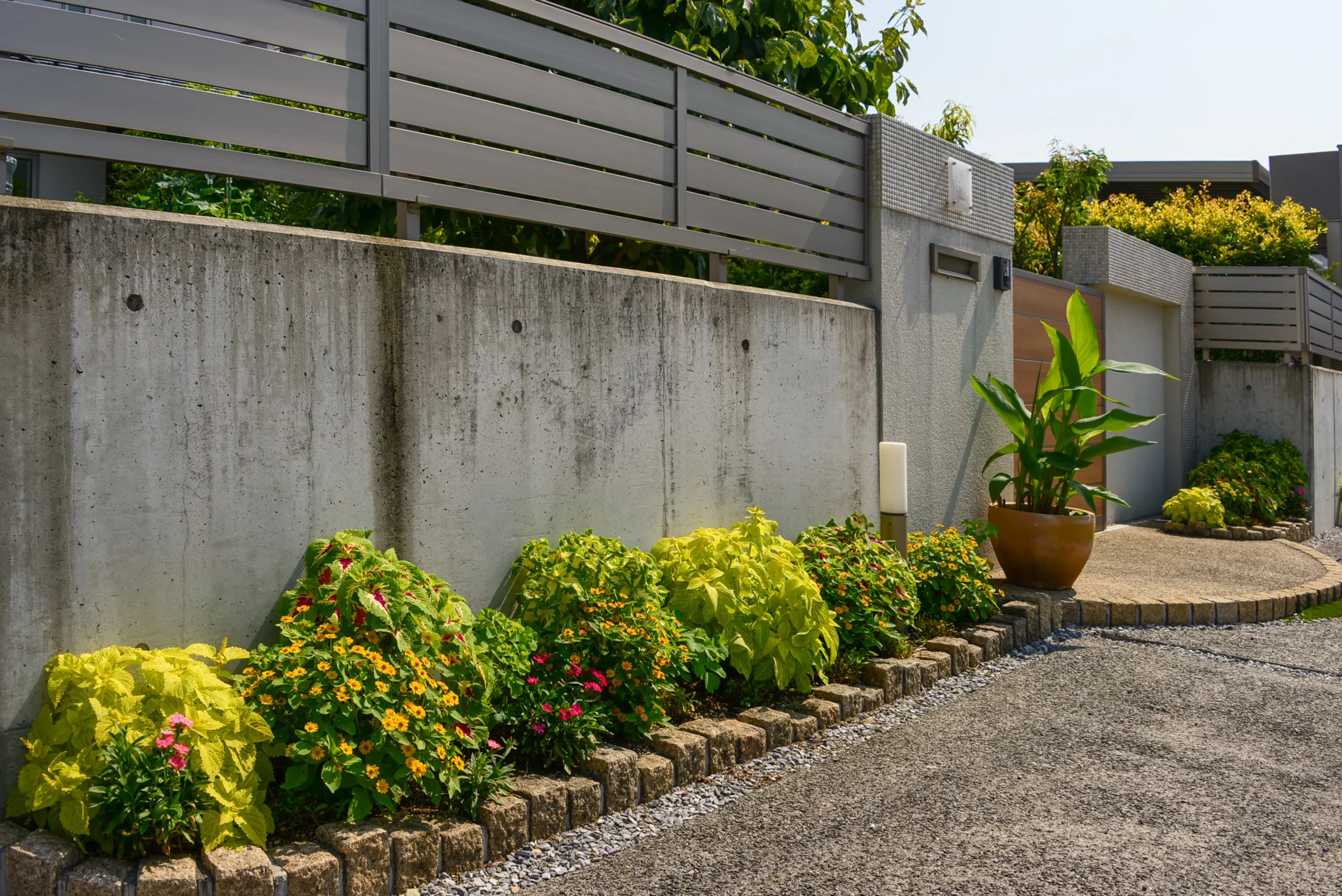 岐阜県大垣市の工務店・矢橋林業が提案する植栽とコンクリート塀を組み合わせた緑豊かな外構アプローチ