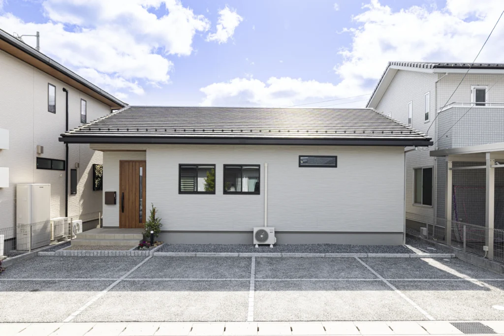 岐阜県大垣市の工務店・矢橋林業が手がけた木目の玄関ドアが映えるシンプルモダンな平屋の外観
