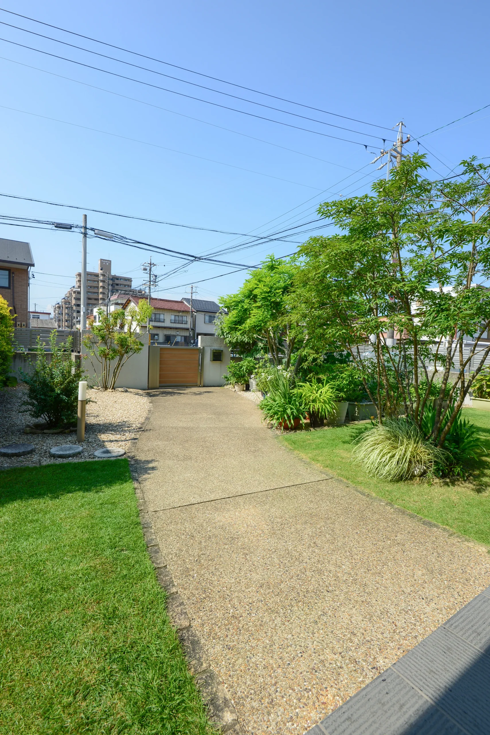 岐阜県大垣市の工務店・矢橋林業が手がけた芝生と植栽が彩る緑豊かな庭とアプローチの施工事例
