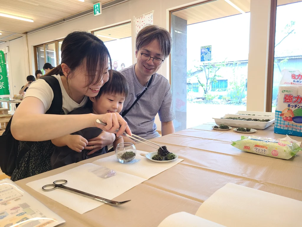 矢橋林業の夏祭りで親子がワークショップを楽しむ様子