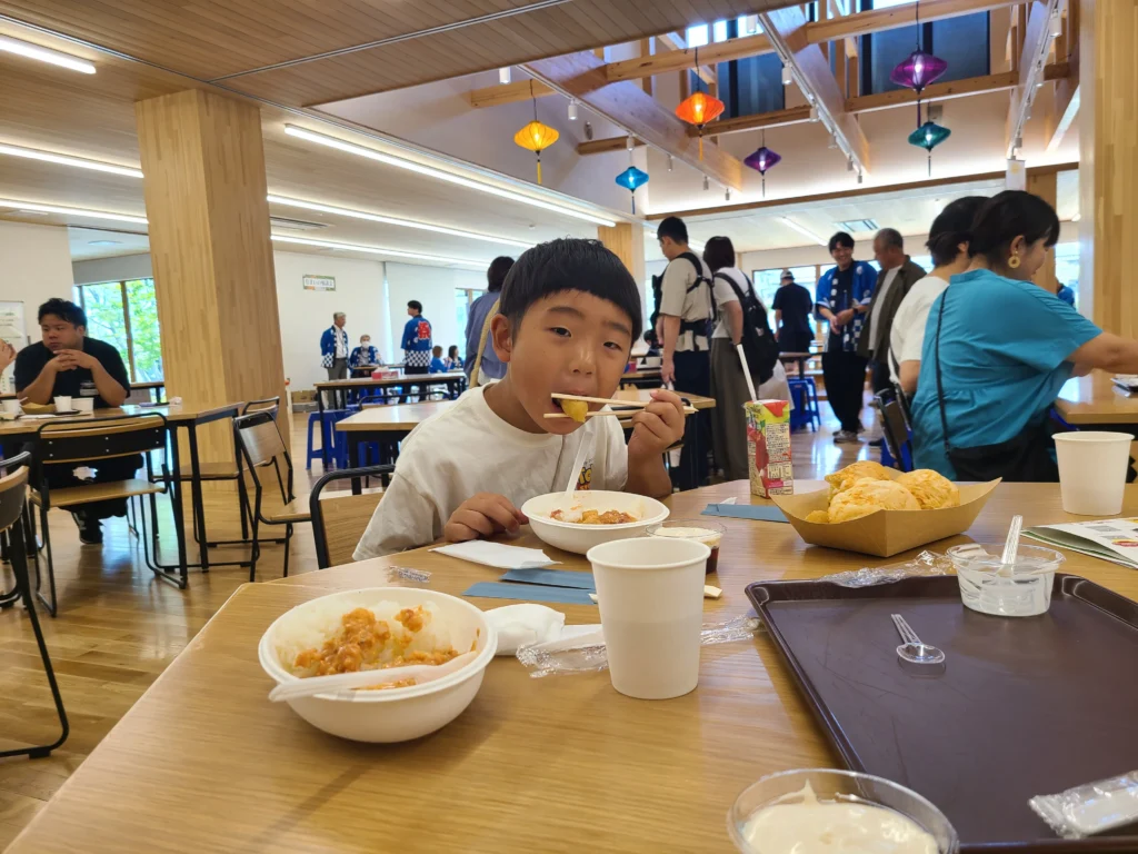矢橋林業の夏祭りで家族が食事を楽しむイベント会場の様子