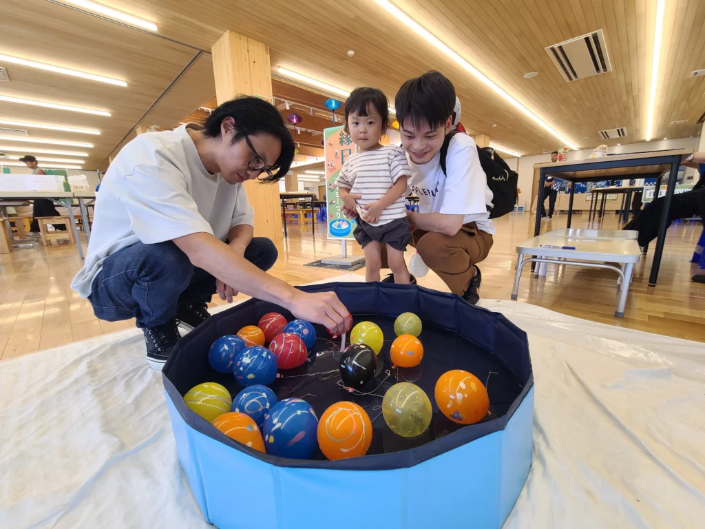 矢橋林業の夏祭りで親子がヨーヨー釣りを楽しむイベントの様子