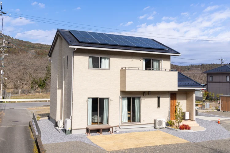 岐阜県の注文住宅施工事例。太陽光発電を搭載した高気密高断熱住宅の外観デザイン