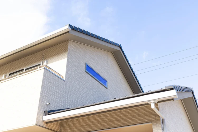 高気密高断熱仕様の注文住宅。シンプルな外壁デザインと片流れ屋根が印象的な外観