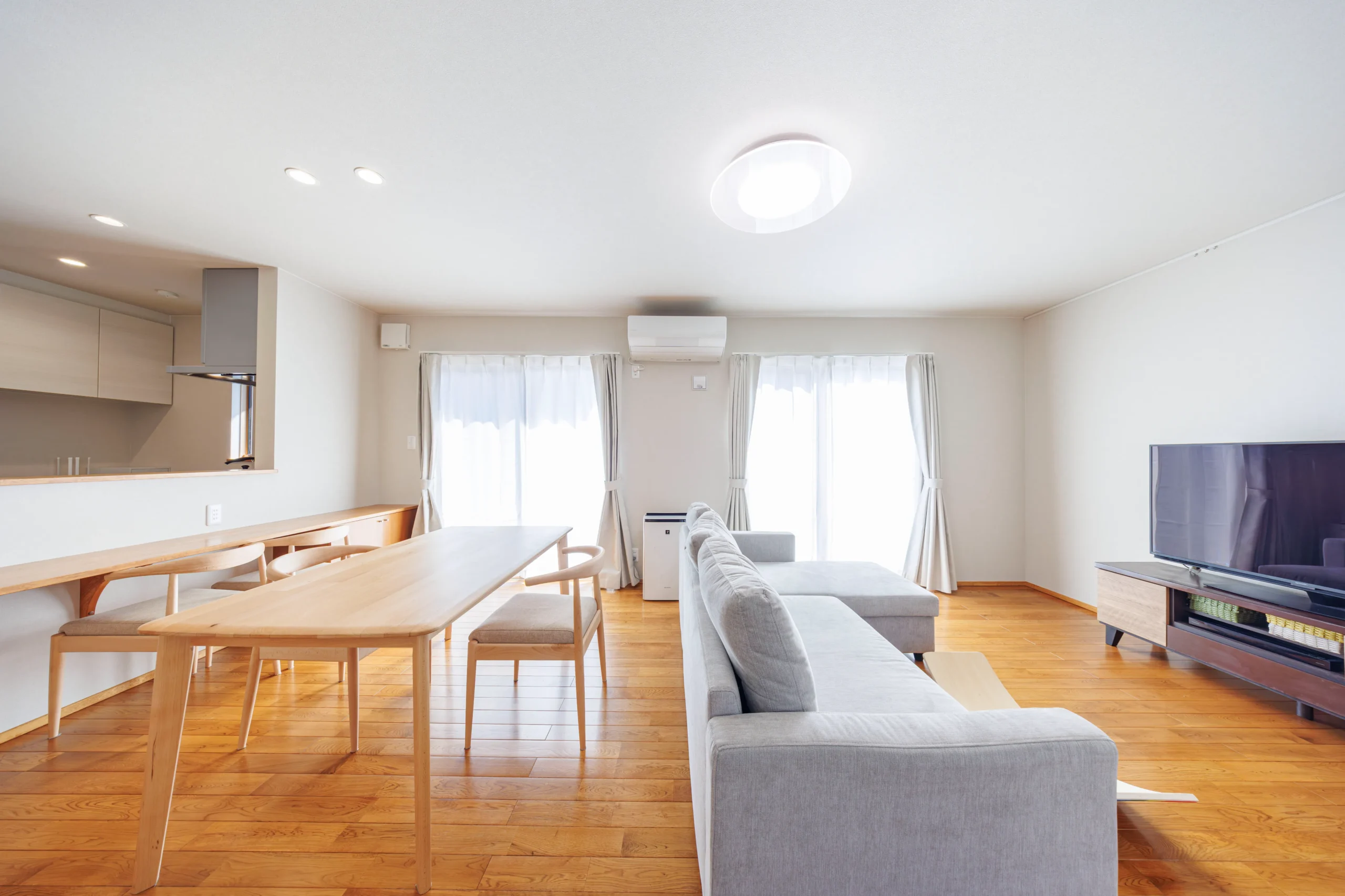 木目の床が美しい開放的なリビング。高気密高断熱仕様の快適な注文住宅
