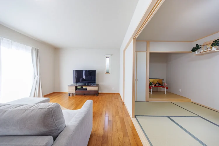 リビングと和室がつながる開放的な間取り。子育て世帯に人気の注文住宅施工事例
