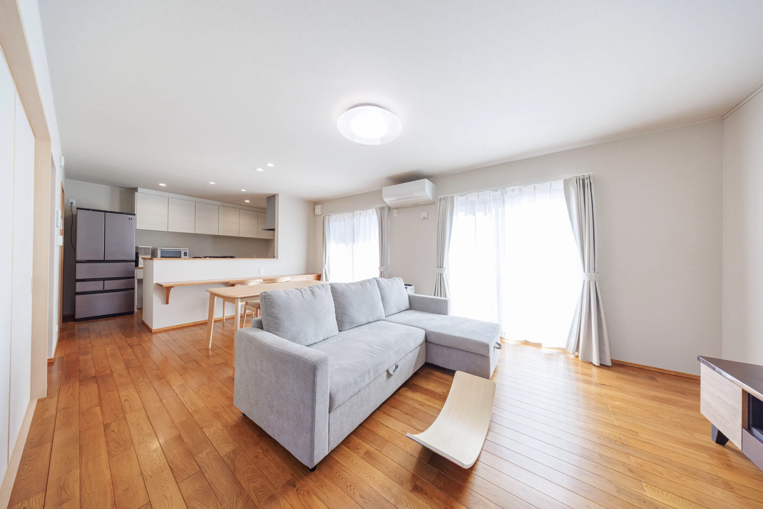 木目の床が美しい開放的なリビング。高気密高断熱仕様の快適な注文住宅