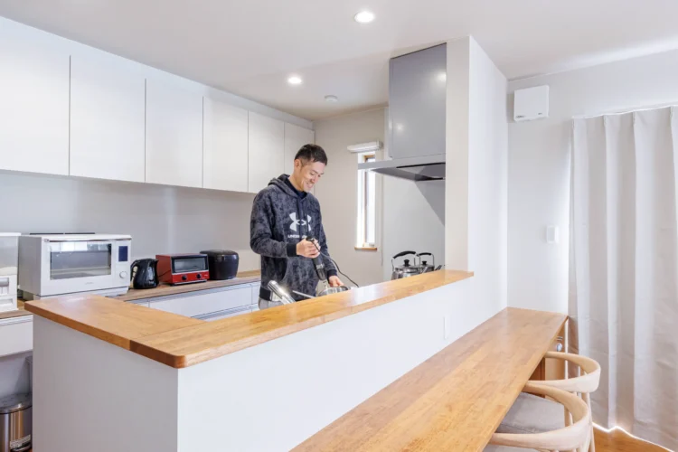 対面キッチンで料理を楽しむ暮らし。家族との会話が弾む注文住宅のキッチン空間