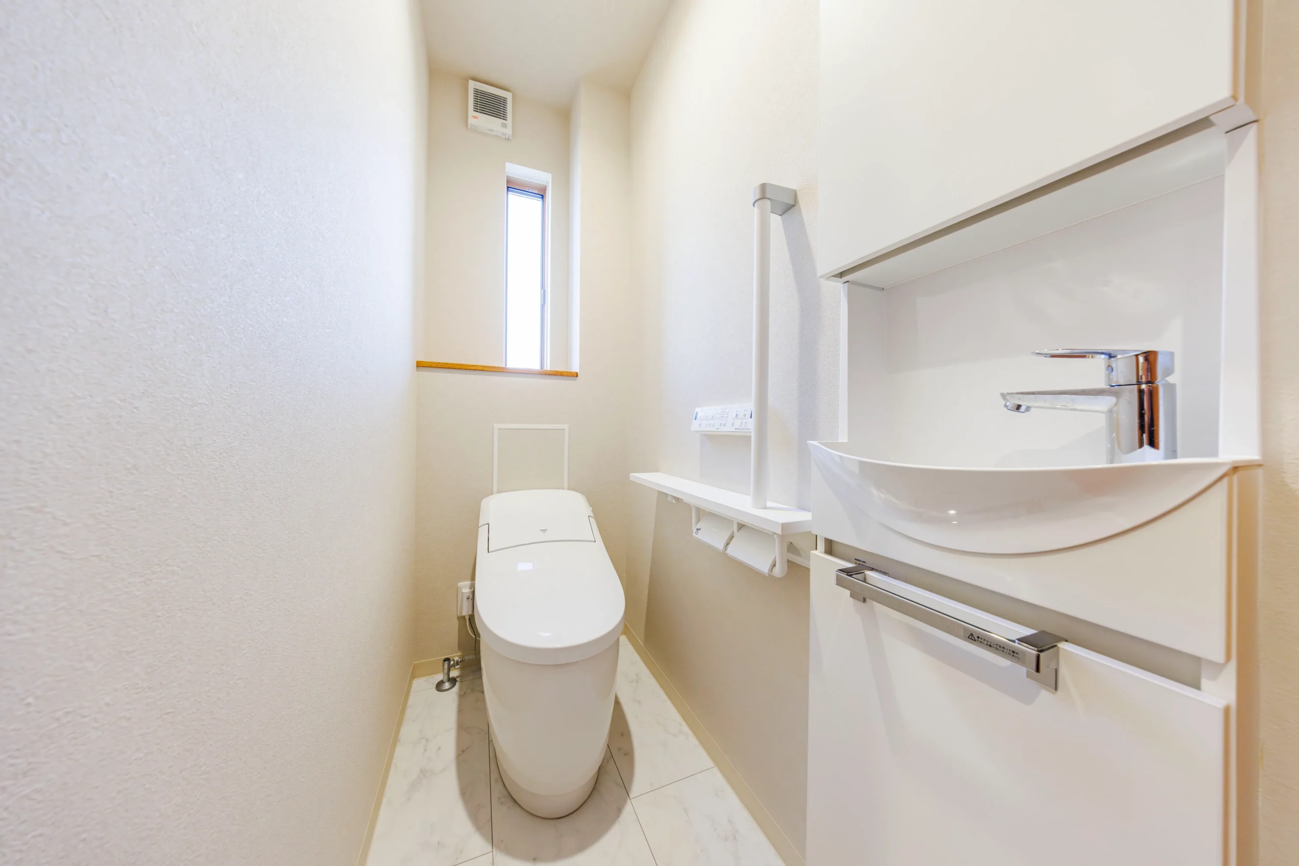 手洗いカウンター付きの清潔感あるトイレ。シンプルで使いやすい注文住宅の水まわり