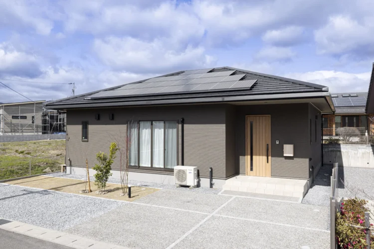 太陽光パネルを設置した平屋の注文住宅外観｜矢橋林業