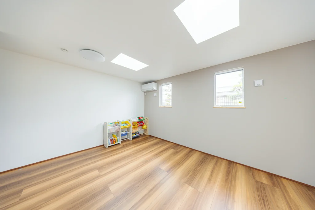 天窓から自然光が入る明るい子ども部屋｜矢橋林業