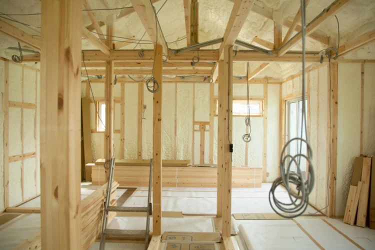 木造住宅の建築現場と吹付断熱施工の様子｜矢橋林業の家づくり