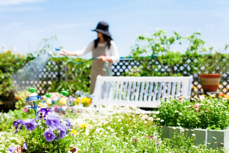 庭の花や植栽に水やりをする様子｜庭のある暮らし・矢橋林業